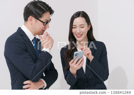 兩個商務人士正在看他們的智慧型手機 138841269