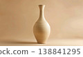 一張極簡風格陶瓷花瓶的照片，背景是溫暖的米色。 138841295