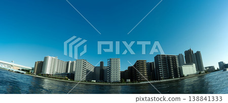 從汐見運河看到的東京江東區岬見市的一組公寓大樓。 138841333