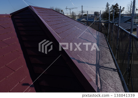 屋頂油漆剝落，防水性能下降。 138841339