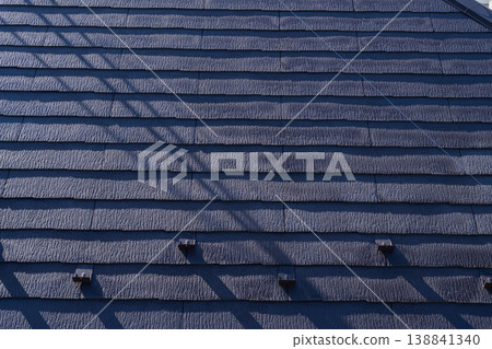 屋頂油漆剝落，防水性能下降。 138841340