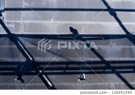 屋頂油漆剝落，防水性能下降。 138841344