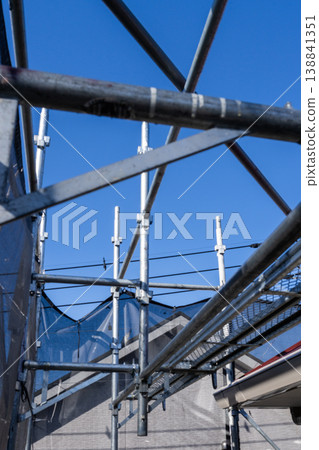 屋頂油漆剝落，防水性能下降。 138841351