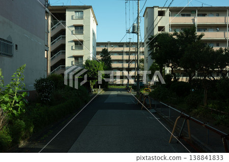 位於東京都江東區辰巳的辰巳住宅區是個破舊的住宅區。 138841833