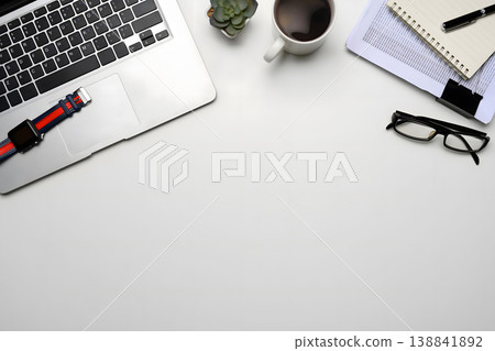 寬敞的工作空間，可俯瞰電腦和辦公用品。 138841892