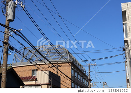 街道景觀,遍佈複雜的電力線和電線桿(2) 街道景觀,遍佈複雜的電力線和電線桿(2) 138841912