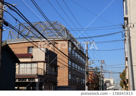 街道景觀中遍布著複雜的電力線和電線桿。 街道景觀中遍布著複雜的電力線和電線桿。 138841913