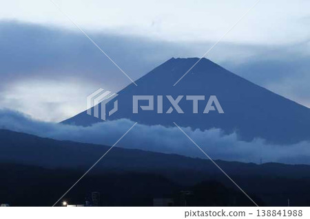 Mount Fuji covered in cap clouds 138841988