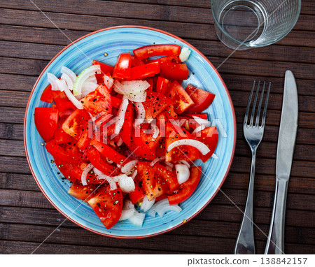 Vegetarian tomatoe salad with onion and olive oil 138842157