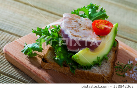 Sandwich with roasted tuna 138842362