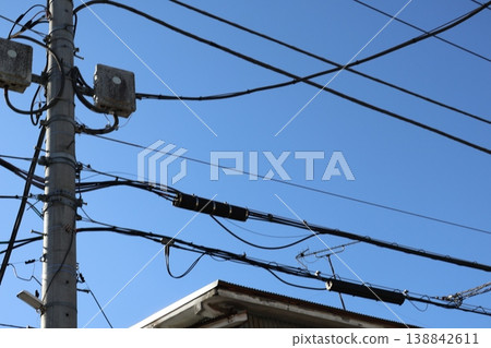 The sound of the after-school bell ringing in the blue sky and the telephone poles: an expression that evokes memories of youth. 2 The sound of the after-school bell ringing in the blue sky and the telephone poles: an expression that evokes memories of youth. 2 138842611