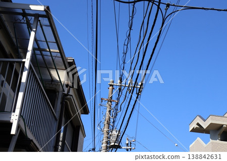 無垠的藍天和筆直的電線桿:這個標題強調了景深和開闊感。 3 無垠的藍天和筆直的電線桿:這個標題強調了景深和開闊感。 3 138842631