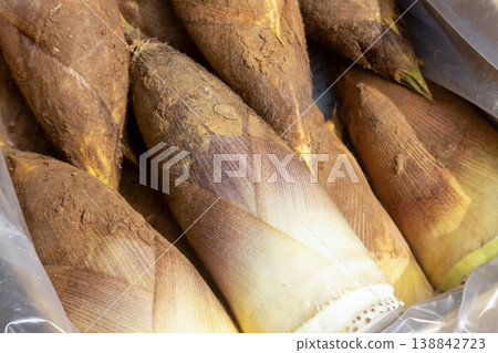 竹筍特寫,竹筍上還附著泥土:一種當季的春季食材。 竹筍特寫,竹筍上還附著泥土:一種當季的春季食材。 138842723