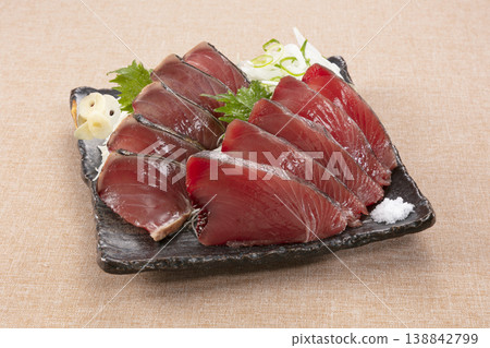 炙烤生鰹魚和什錦刺身 炙烤生鰹魚和什錦刺身 138842799