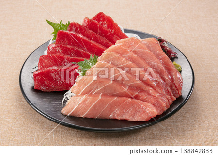 Assorted tuna sashimi: fatty tuna and lean tuna 138842833