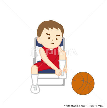 一個男孩坐在折疊椅上繫上籃球鞋帶。 一個男孩坐在折疊椅上繫上籃球鞋帶。 138842963