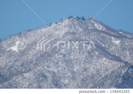 從厚木市看到的白雪皚皚的大山。 138843265