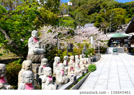 神戶須磨寺的地藏菩薩像和盛開的櫻花 神戶須磨寺的地藏菩薩像和盛開的櫻花 138843461