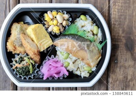 健康日式便當盒，富含蛋白質，可外帶 138843611