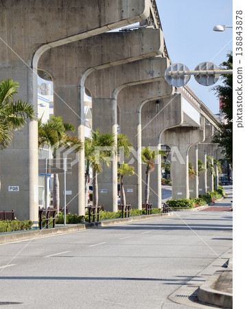 The regularly spaced elevated support pillars of the monorail and the beautifully sculpted palm-lined streets create a picturesque urban landscape: Okinawa Yui Rail | Corporate Public Relations & Tourism PR The regularly spaced elevated support pillars of the monorail and the beautifully sculpted palm-lined streets create a picturesque urban landscape: Okinawa Yui Rail | Corporate Public Relations & Tourism PR 138843878
