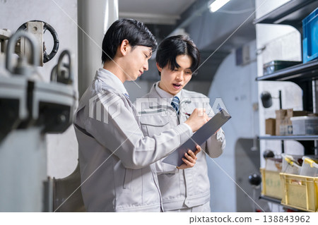 從事設備檢驗工作的商人 從事設備檢驗工作的商人 138843962