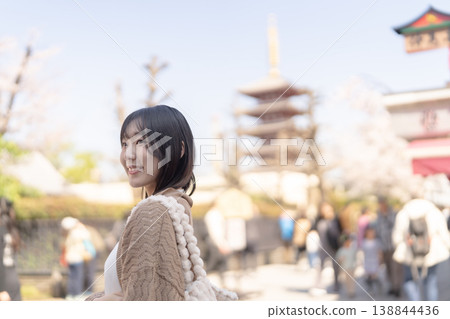 一位年輕女子在舊城區觀光:假日漫步淺草。 一位年輕女子在舊城區觀光:假日漫步淺草。 138844436