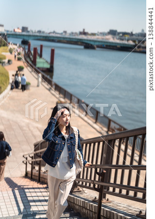 一位女士在淺草觀光-春日東京觀光肖像 一位女士在淺草觀光-春日東京觀光肖像 138844441