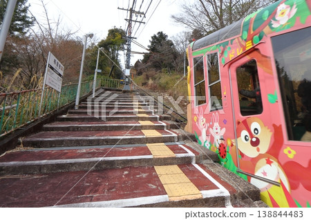 生駒纜車的僻靜車站、梅屋敷站及纜車（奈良縣生駒市） 138844483