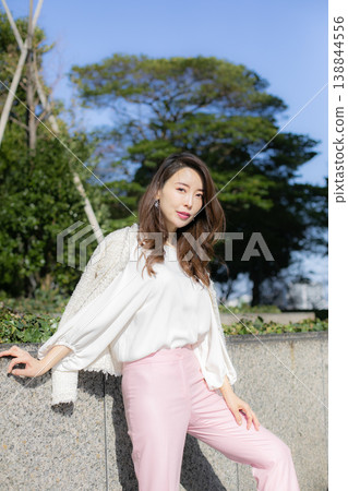 走在新綠色的一位小姐 走在新綠色的一位小姐 138844556