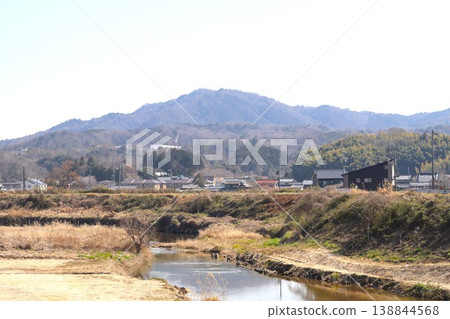 Early spring scenery in the basin as preparations for cultivation begin. 138844568