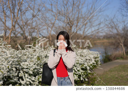 一個女人用花粉熱咬她的鼻子 一個女人用花粉熱咬她的鼻子 138844686