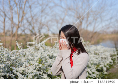 女人因花粉熱打噴嚏 女人因花粉熱打噴嚏 138844690