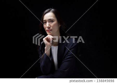 黑暗中的女企業家 138845698