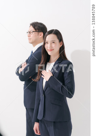 一位女商人與一位商人雙手放在胸前。 138845789