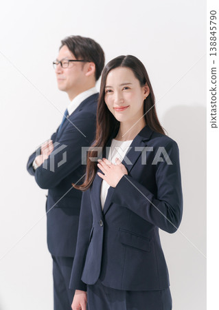 一位女商人與一位商人雙手放在胸前。 138845790