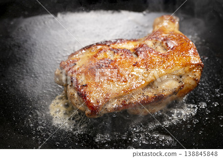 鐵板烤帶骨雞肉（辣味） 138845848