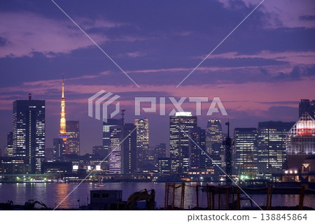 東京鐵塔在紫色的夜空下熠熠生輝 | 夜幕降臨，城市夜景盡收眼底 138845864