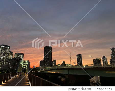 夕陽映照在橋上,映襯著城市的輪廓 | 從人行道眺望東京 夕陽映照在橋上,映襯著城市的輪廓 | 從人行道眺望東京 138845865