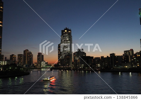 夜幕降臨,河面上的光跡與船隻 | 靜謐的都市夜景 夜幕降臨,河面上的光跡與船隻 | 靜謐的都市夜景 138845866