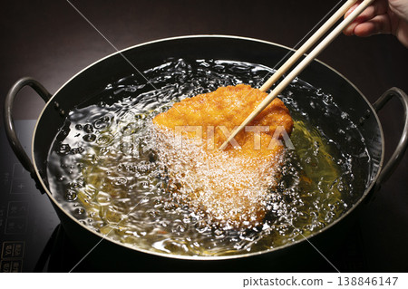 將雞排煎熟;用筷子夾起。 將雞排煎熟;用筷子夾起。 138846147