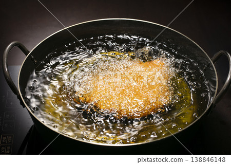 Deep-frying chicken cutlets (using chicken breast meat) 138846148
