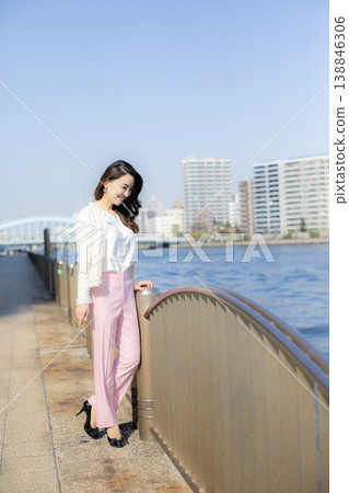 沿著河邊漫步 沿著河邊漫步 138846306