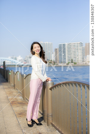 沿著河邊漫步 沿著河邊漫步 138846307
