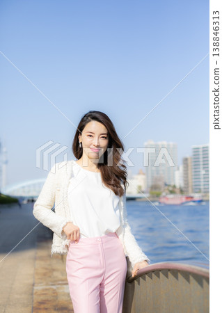 沿著河邊漫步 沿著河邊漫步 138846313