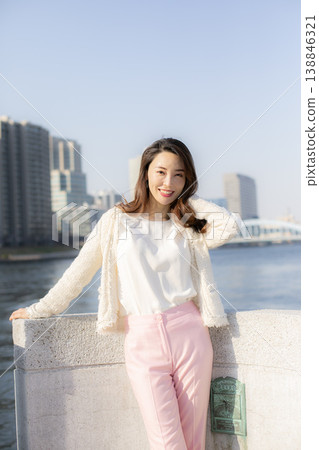 沿著河邊漫步 沿著河邊漫步 138846321