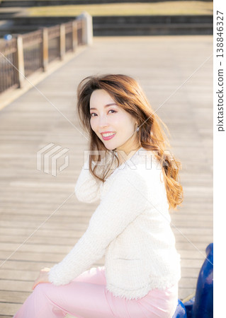 沿著河邊漫步 138846327