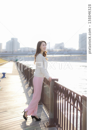 沿著河邊漫步 沿著河邊漫步 138846328