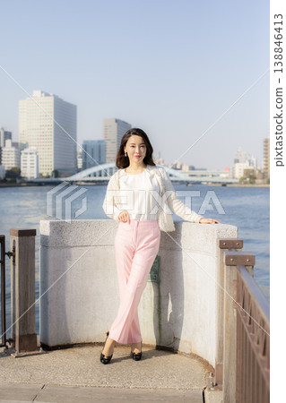 沿著河邊漫步 沿著河邊漫步 138846413