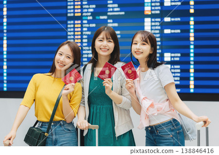 三位女性在機場準備出國旅行(攝影合作:關西國際機場(KIX)) 三位女性在機場準備出國旅行(攝影合作:關西國際機場(KIX)) 138846416