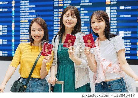 三位女性在機場準備出國旅行(攝影合作:關西國際機場(KIX)) 三位女性在機場準備出國旅行(攝影合作:關西國際機場(KIX)) 138846417